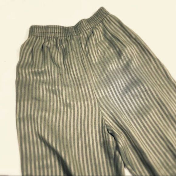 CLEARANCE! Green Weathervane Cropped Pants Junior’s 3 EUC - Picture 5 of 6